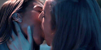 Lesbian babe scissoring with her stepsis