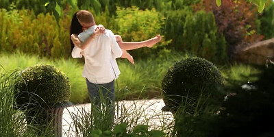 Bikini gfs welcome home blowjob outdoors