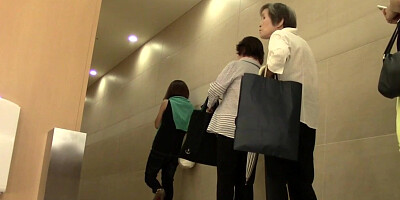 Real asian babe pissing in public
