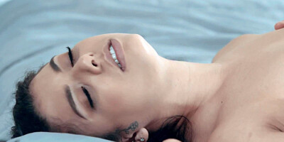 Latina Gina Valentina got excited and male had to urgently lick