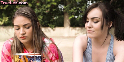 Petite lez sweethearts enjoy fingering and pussymunching