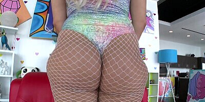 NYMPHO Valentina Jewels has all of her holes penetrated