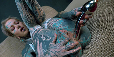 Anuskatzz shoves a dildo up her ass