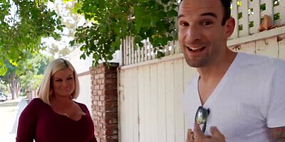 Reality Kings - PAWG milf Julie Cash gets worshiped by dude