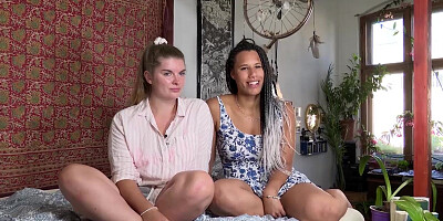 Lena S. und Natascha bringen sich gegenseitig zum Orgasmus bei intensivem Lesbensex