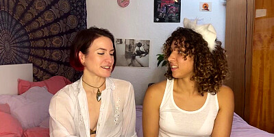 Ersties - Kätzchen July wird von Flora in einer heißen BDSM-Sitzung mit Strap-on gefickt