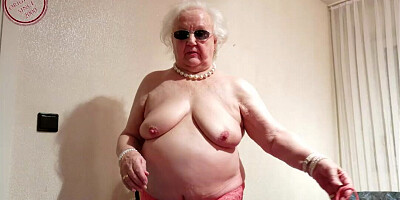 OMAGEIL Big fatty boobs in a big chair