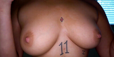 Mia Keys gets massaged by Bruno Dickemz