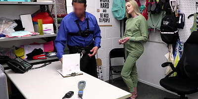 Blonde thief Chloe Rose blow a security guard