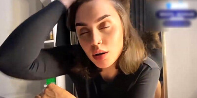 Cheerleader with a Sexy Face gives a Blo