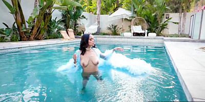 Ebony beauty reveals her big black boobs