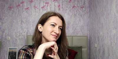 Babe in shirt flashes sexy shoulder on webcam