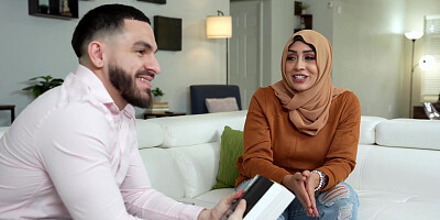 Social media expert helps Arab woman taking sexy photos and videos