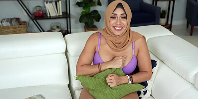Social media expert helps Arab woman taking sexy photos and videos