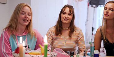 Ersties - Wilde Jenga Dare Orgie mit 4 heißen Mädchen