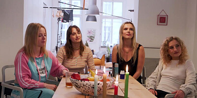Ersties - Wilde Jenga Dare Orgie mit 4 heißen Mädchen