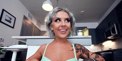 Beautiful Luna milks total stranger for rent money