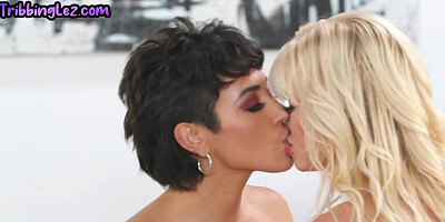 Hairy lez seduces facesitting lesbo bae b4 licking her cunt
