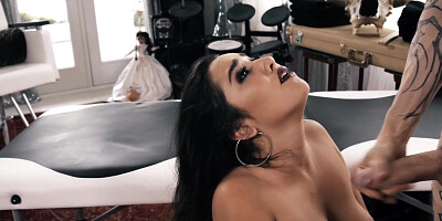 Goth babe gets titties jizzed