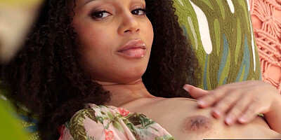 Ebony muse drops her bikini and posing