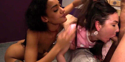 Deepthroating squirting chicks fucked in hostel room 3some