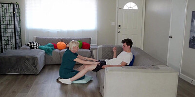 Bree's sensual massages turns cock sucking session