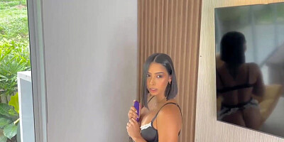 Colombian Sexy Teen Fucks herself with