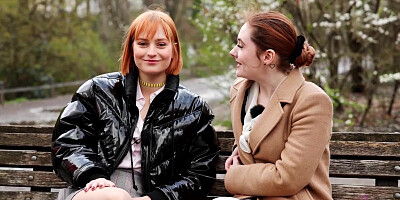 Ersties - Dolly stellt sich als Liebesspielzeug für Lola L zur Verfügung