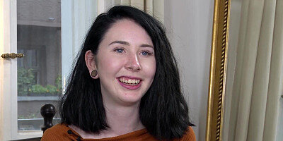 Ersties - Die 18-jährige Joana hat heiße Brustwarzenpiercings und einen starken Vibrator