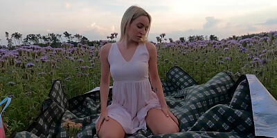 Ersties - Heißes Picknick mit Vibrator auf einer Blumenwiese mit Micky M