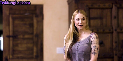 Lez dyke seduces perverted lesbo bitch while fingering hard