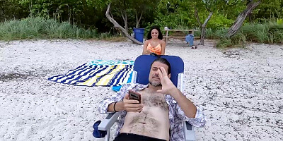 Johnny slams Serena's hole over a table