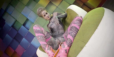 Tattooed long-legged gf Anuskatzz stimulates her tight vagina