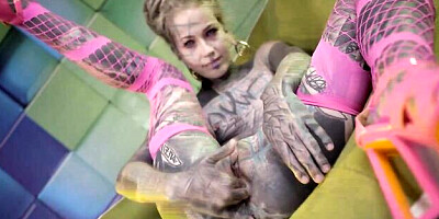 Tattooed long-legged gf Anuskatzz stimulates her tight vagina