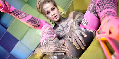 Tattooed long-legged gf Anuskatzz stimulates her tight vagina