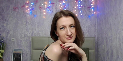 Amateur brunette flashes shoulder