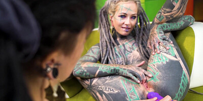 Alternative girls in an anal threesome