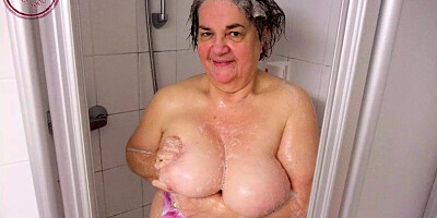 OMAGEILWithered grandmothers with tits