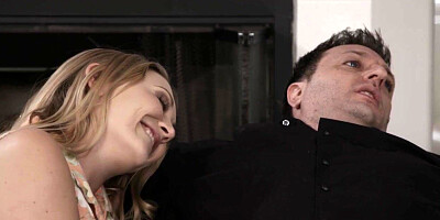 Blonde hottie gets pussy railed