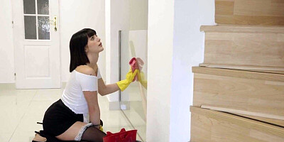 Pussytoying MILF facesits raunchy maid after fingerfucking