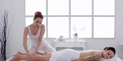 WAM lesbian babe licked in 69 sensual massage by masseuse