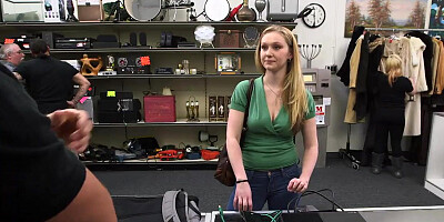 Pawnshop amateur babe banged in office after cocksucking