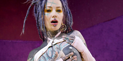 Tattooed beauty Anuskatzz has her ass gaped