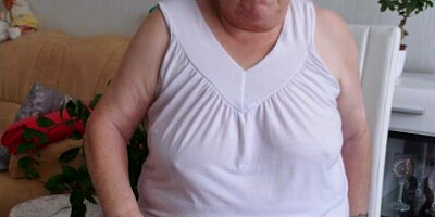 OMAGEIL Stretching pussy in public