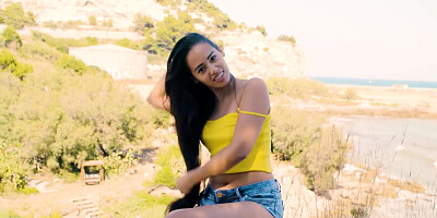 Juicy girl Andreina de Luxe poses naked in the open air