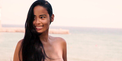 Juicy girl Andreina de Luxe poses naked in the open air