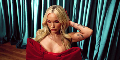 Amazing big ass blonde babe posed naked