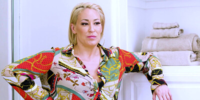 Hot MILF stuck her finger and got fucked