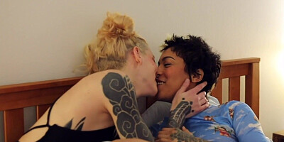 Amateur queers lick and finger each others pussy at home