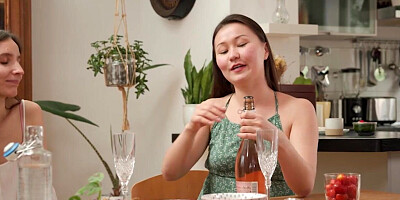 Ersties - Mädelsbrunch mit Strap-on Doppelpenetration und Schlagsahne